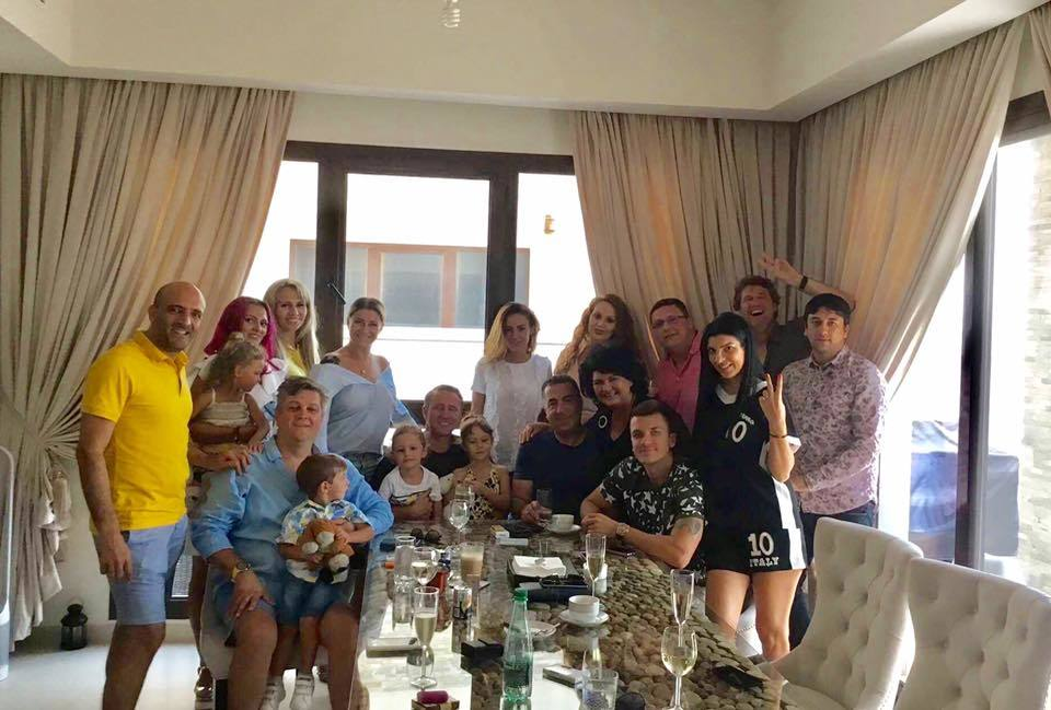 Reghe a avut parte de o petrecere surpriză în Dubai
