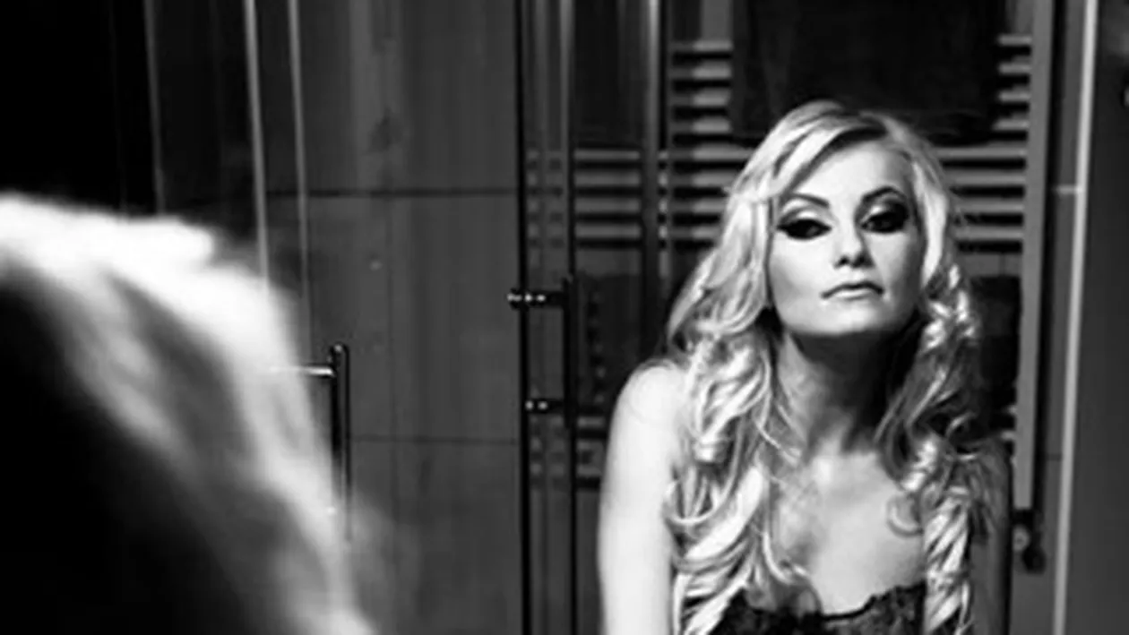 Despartita de sot si abandonata de amant, Sylvia a iesit la agatat! Vezi cum incearca sa seduca barbatii doar in sutien si chiloti, pozandu-se in baie