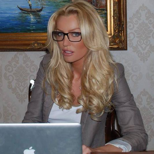 Cristina este model şi locuieşte în Italia.