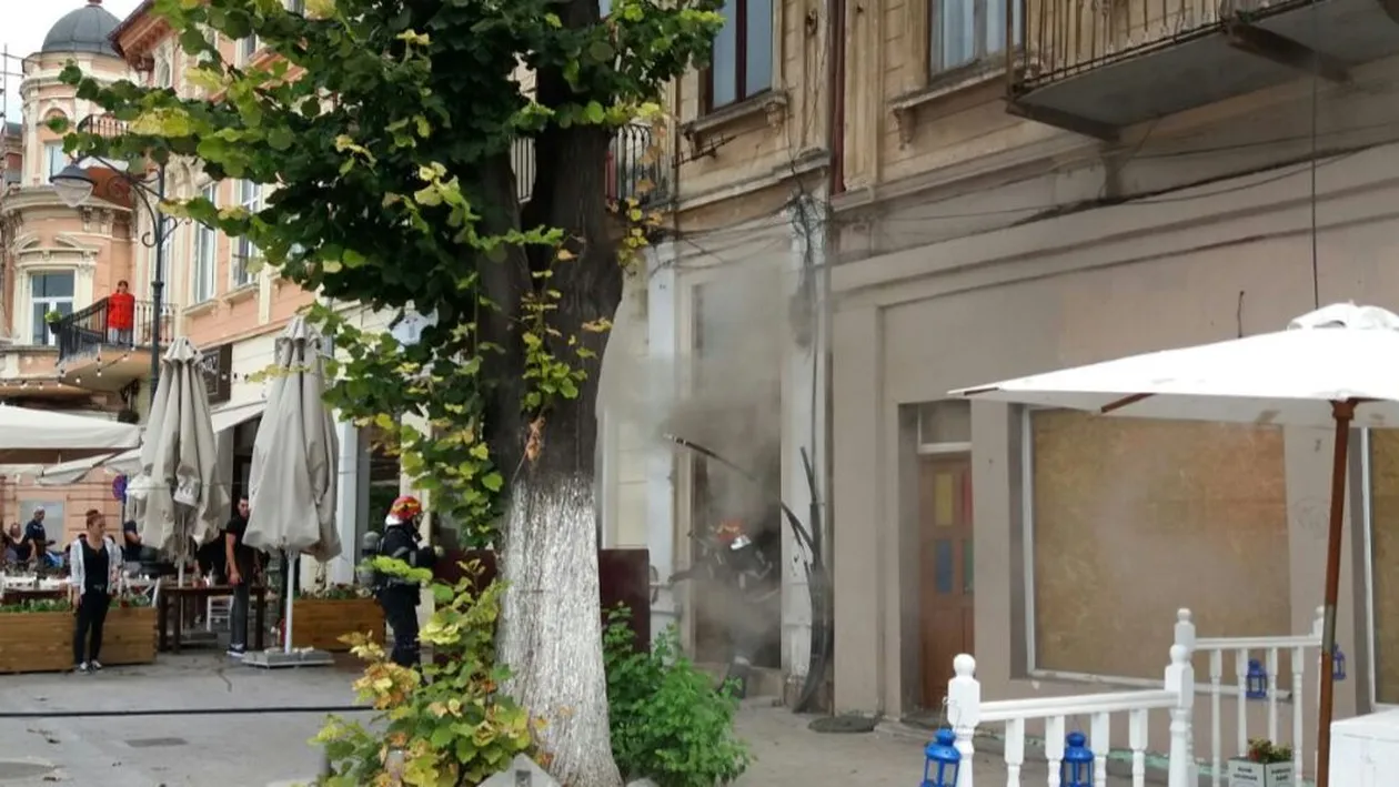 La un pas de tragedie, în Centrul Vechi! Planșeul unei clădiri s-a prăbușit! VIDEO