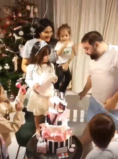 Florin Salam, petrecere cu ștaif pentru fata cea mică pe care o are cu Roxana Dobre. Rania a avut un tort personalizat și manelistul, o ținută lejeră de casă | FOTO