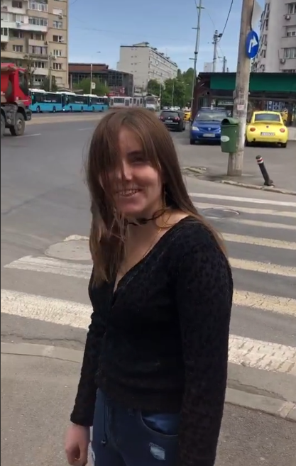 Cum a fost surprinsă Vulpiţa, în plină stradă! Reacţie bizară când a văzut că este filmată. FOTO