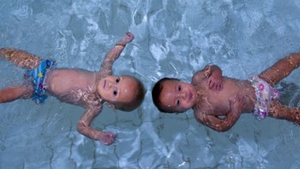 Bebeluşii acvatici! Faceţi cunoştinţă cu gemenii care sunt prea mici să meargă sau să vorbească, dar care înoată 25 m în piscină!