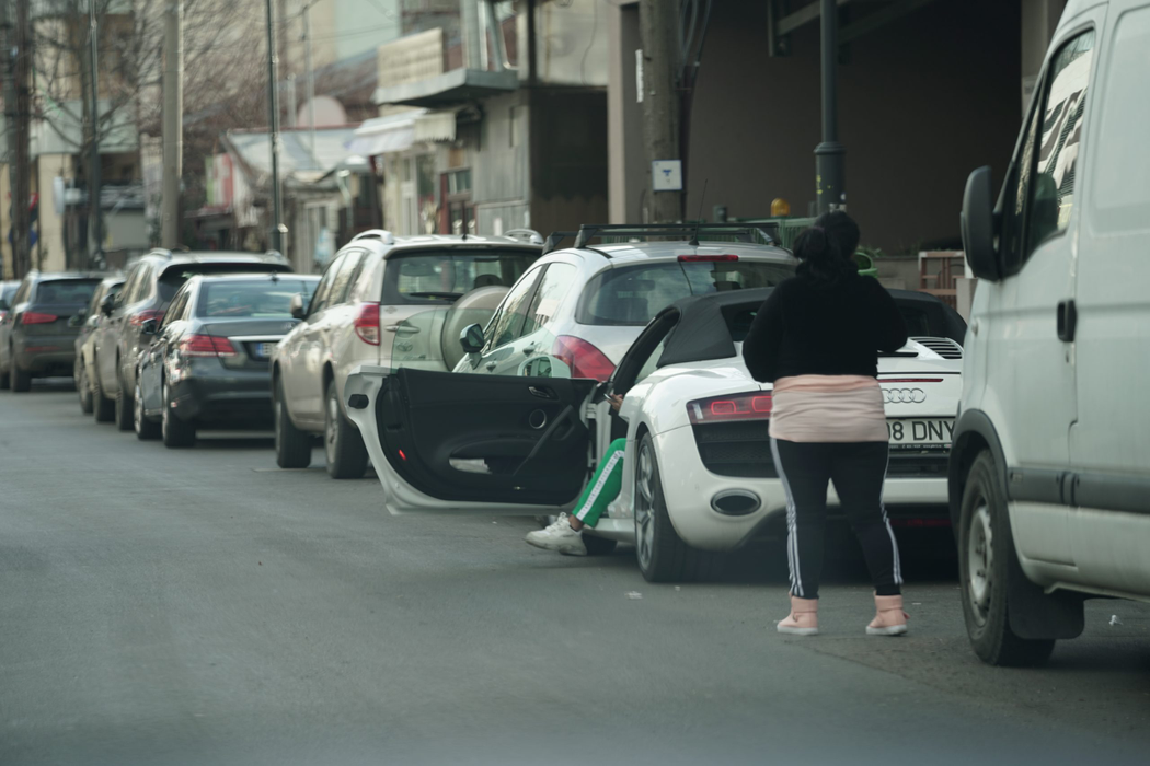 Iubita lui Florin Salam  a ajuns în zona Dorobanți la volanul unui super-bolid, un Audi R8 Spyder