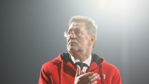 Cornel Dinu îl pune la punct pe MM: „Un teatru de joasă speță!”