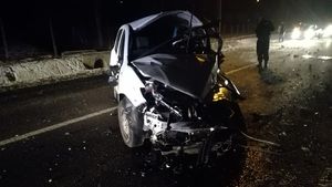 Accident violent în Târgu Mureș! Doi răniți grav, după ce mașina în care erau s-a izbit de un cap de pod și s-a răsturnat