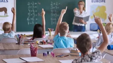 Râzi cu lacrimi! Ce a putut să scrie Octavian din clasa a 4-a, într-o compunere despre iarnă: „Șoferii se înjură”