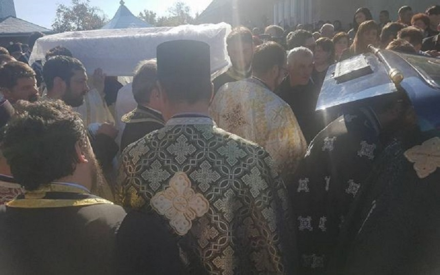 FOTO / Imaginile durerii! Ce s-a întâmplat la înmormântarea preotului care a murit alături de familia lui, în timp ce mergeau la Sf. Parascheva!