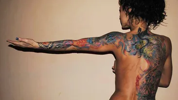 S-a lasat pe mana unui artist din Caransebes si uite ce a iesit! “Antrenoarea” lui Marcel Toader ascunde sub haine un tatuaj enorm