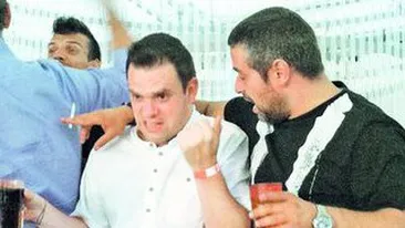 Sosia lui Robbie Williams a facut o combinatie periculoasa! Sucul de coacaze i-a pus capac!