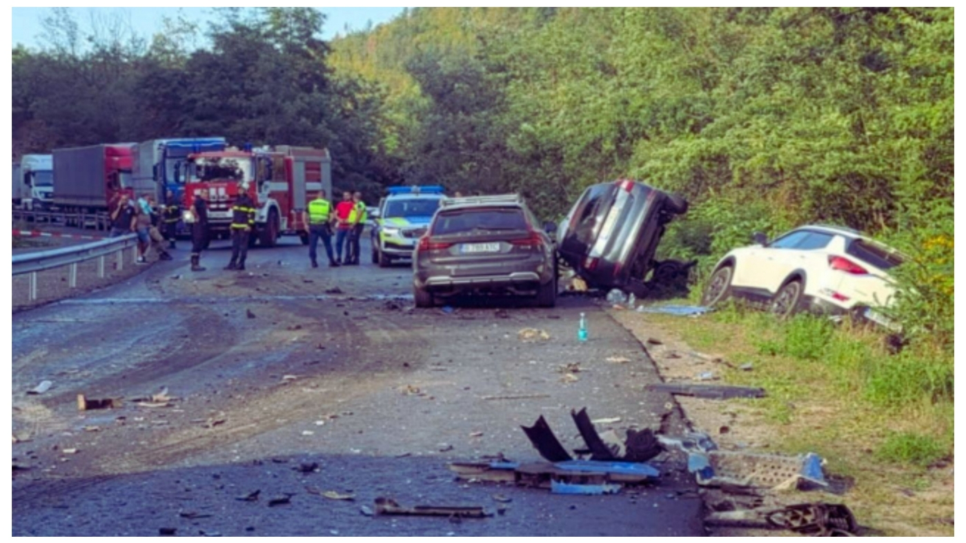 Doi români au murit într-un accident rutier grav din Bulgaria. Mașinile lor au fost spulberate de un camion
