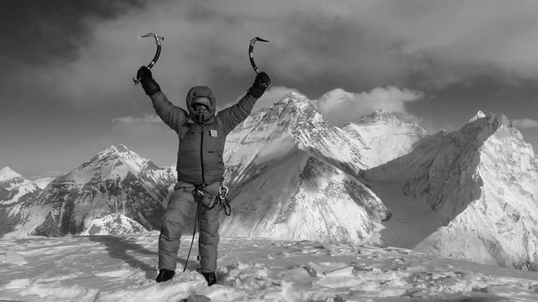 Îți dau lacrimile. Ce obiecte au fost depuse lângă sicriul cu trupul lui Zsolt Torok. Alpinistul va fi înmormântat astăzi