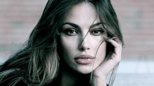 Mădălina Ghenea suferă cumplit! Tristă si nostalgică, bruneta a izbucnit in lacrimi amare. Să fie Gerard Butler de vină?