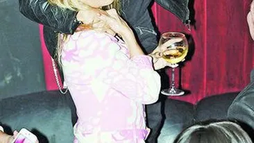 Pamela Anderson si-a facut de cap in Franta. Dezmat in club