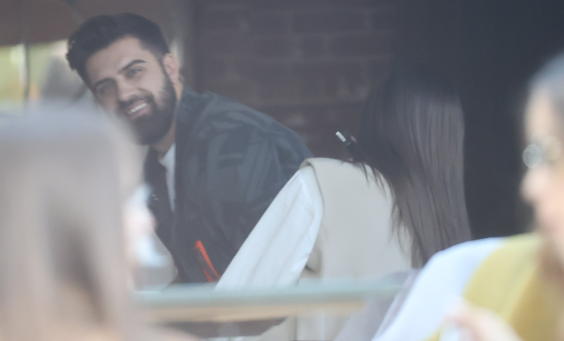 Alex Leonte, cu zâmbetul pe buze la NUBA Cafe (SURSA FOTO: CANCAN.RO)