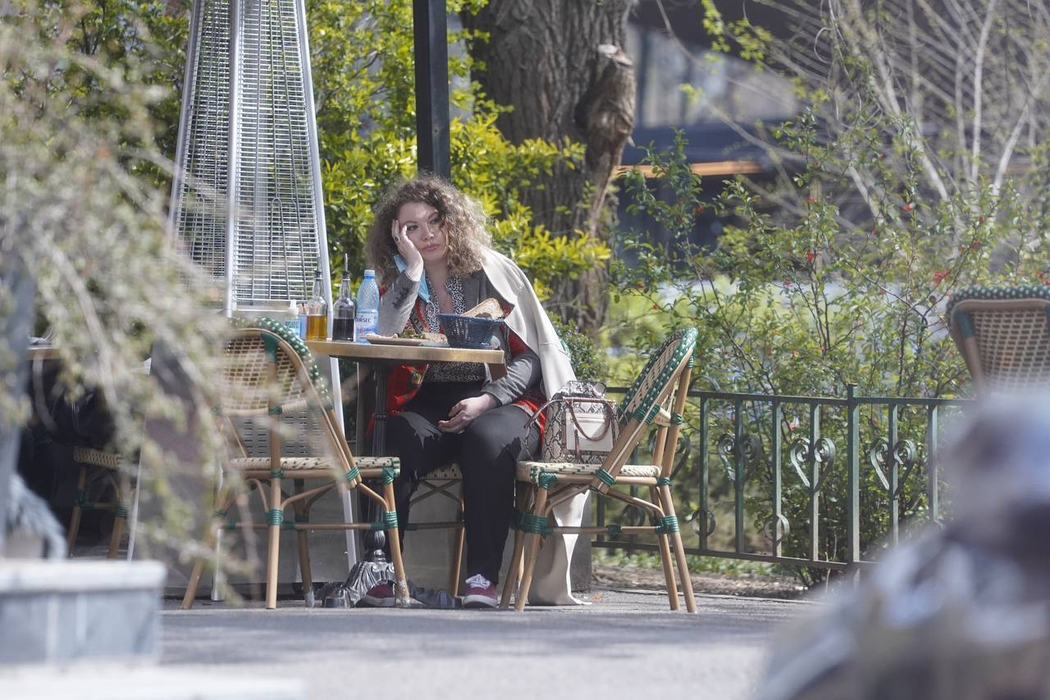 Oana Lis, singură la terasă după ce a aflat de moartea tatălui său / Sursă foto: CANCAN
