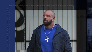 L-au umilit pe Alex Bodi! I-au ”răpit” și dedicațiile! ”Musculosul” a apărut în restaurantul unde petreceau Dan Alexa și Nuredin Beinur & ”frații” lui, dar a avut un șoc!