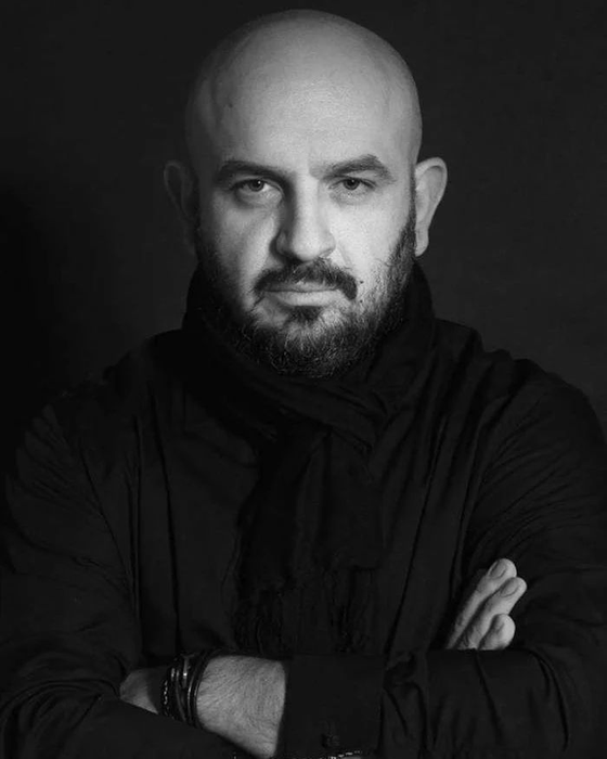 Alin Gălățescu: "Vii cu o culoare deschisă, cu umeri mari în partea de sus, unde nu prea te stropești decât dacă ești chiar ghinionist!"