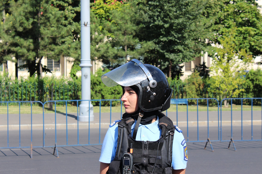 Primele imagini cu Ștefania, jandarmerița de 23 de ani bătută de huligani în Piața Victoriei! Ce i-a spus unui protestatar cu doar câteva ore înainte de incident: „A vorbit tare frumos cu mine”
