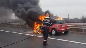 VIDEO. Mașină în flăcări pe Autostrada A3, în Prahova. Sensul către Ploiești este blocat