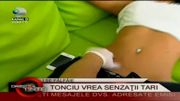 VIDEO Andreea Tonciu s-a tatuat in direct. Uite cu ce si-a acoperit initialele lui Mitea!