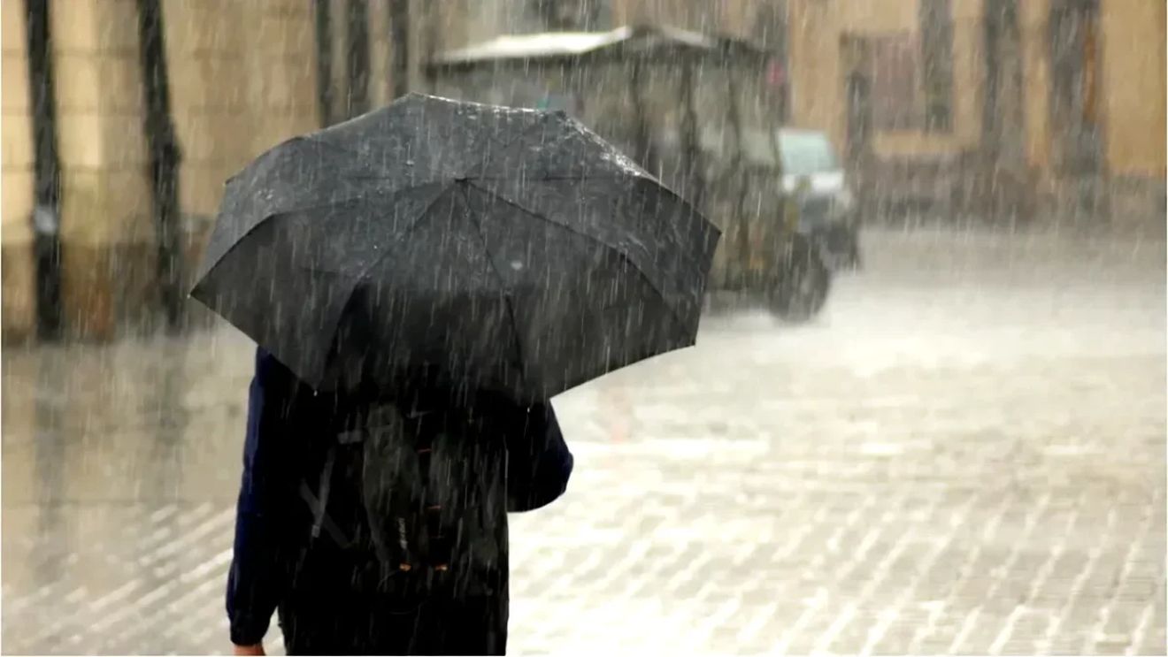 Se rup cerurile! Averse torențiale și vijelii în mare parte din țară. Meteorologii au emis mai multe avertizări meteo 