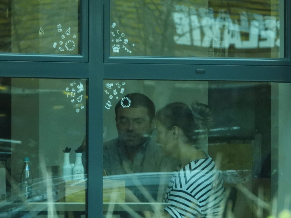 Dana Nălbaru, la restaurant, alături de un bun prieten