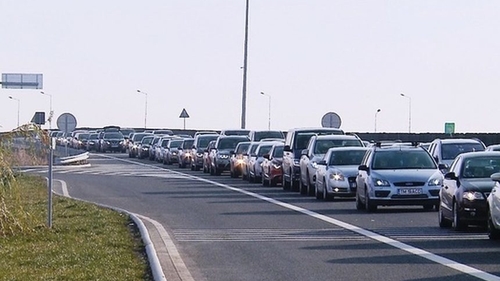 Trafic oprit pe A2! Un autoturism și o autoutilitară s-au ciocnit