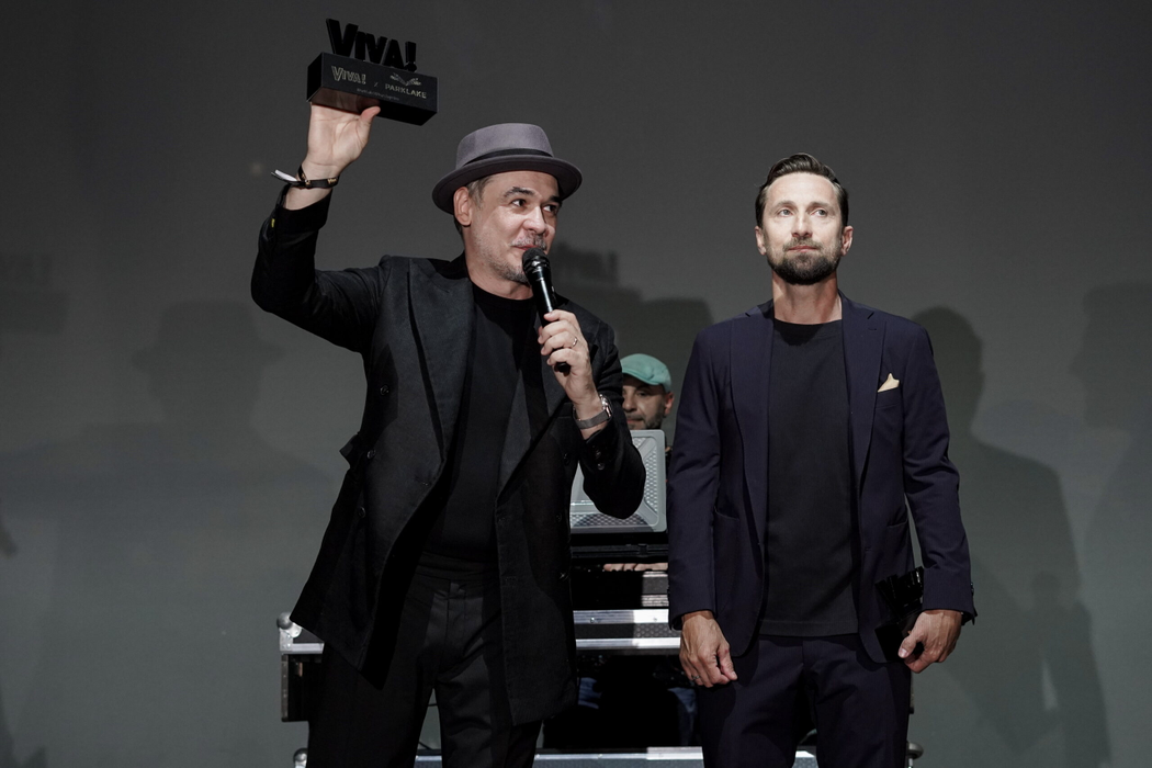 Razvan Simion si Dani Otil au primit premiul Viva in cadrul evenimentul Viva Party desfasurat la MINA (Museum of Immersive New Art), miercuri, 28 octombrie 2026. IOANA PADURARU / MEDIAFAX FOTO