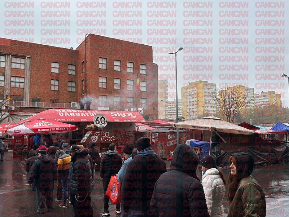 Coadă uriașă pentru mici și vin fiert la Piața Obor. Foto: Cancan