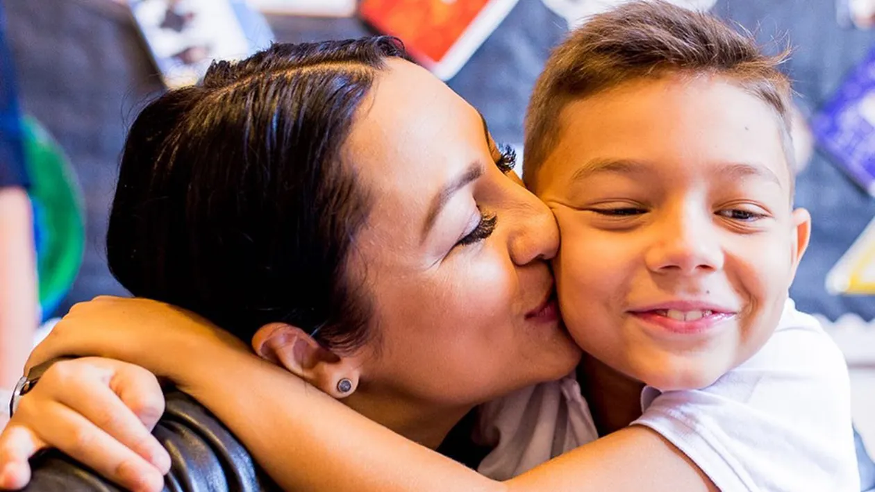 David Măruță a început școala. Cum a apărut îmbrăcată Andra în curte şcolii