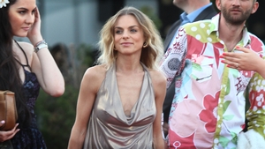 Ce alegere vestimentara indrazneata! O blonda celebra si-a expus fundul si sanii intr-o salopeta aurie prin care se "ghicea" tot!
