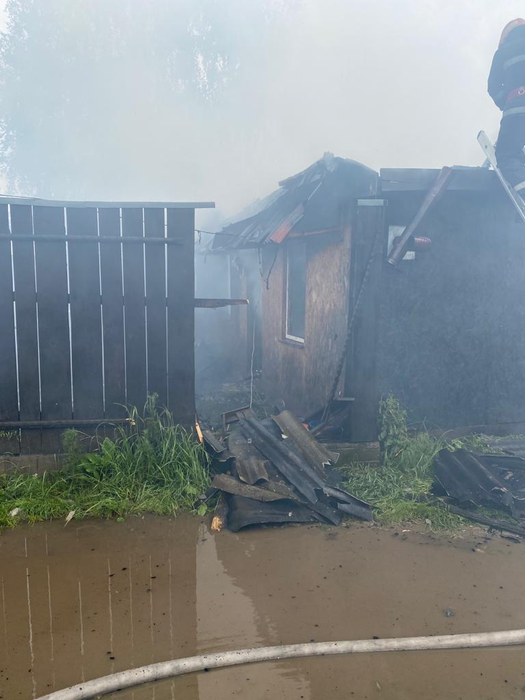 Tragedie. O familie din Moinești se zbate între viață și moarte, în urma unui incendiu care le-a ars casa și toată averea.
