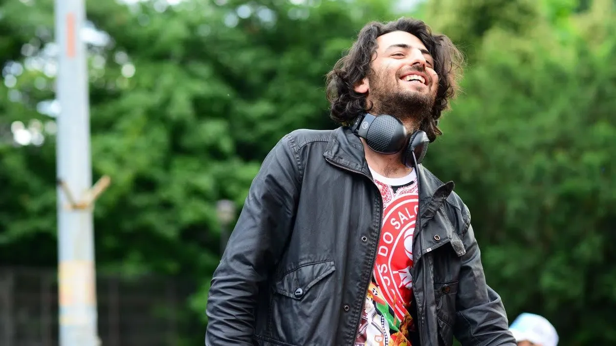 N-ai mai ascultat aşa ceva! Ion din Dorobanţi ”rupe-n două” piaţa muzicală cu… electro-manele!