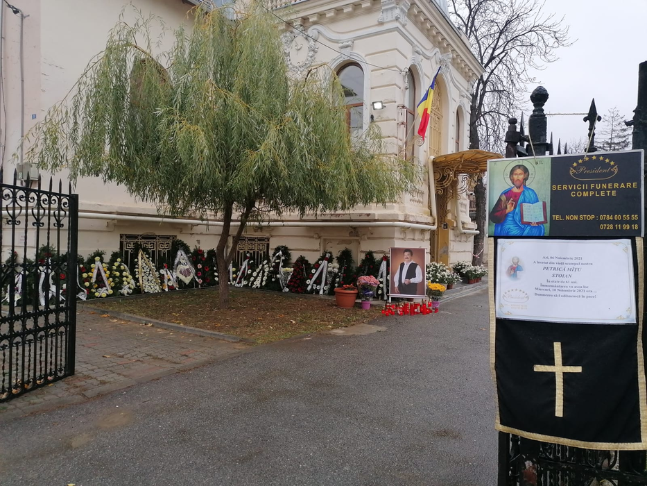 Primele imagini de la priveghiul artistului Petrică Mâțu Stoian. Ce a apărut în fața Ansamblului Folcloric ”Maria Tănase”