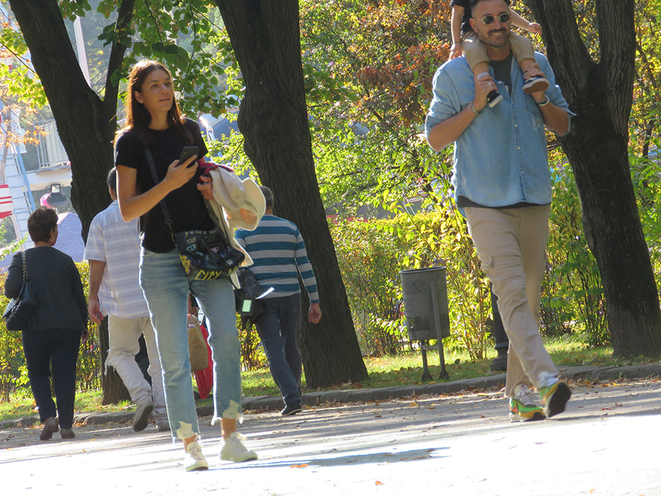 Andreea Mitu, iubitul francez și băiețelul lor, Adam, la o plimbare prin parc