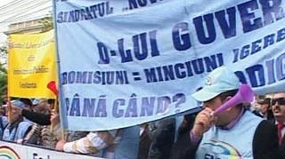Sute de functionari publici picheteaza sediul guvernului