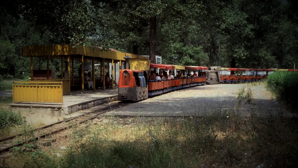 Trenulețul din Satul de Vacanță-cronica unei dispariții anunțate. Un simbol al verilor românești, ajuns fier vechi