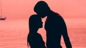 Poveste noua de amor? Un artist si o prezentatoare tv au fost surprinsi impreuna! Imaginile au facut deliciul tuturor