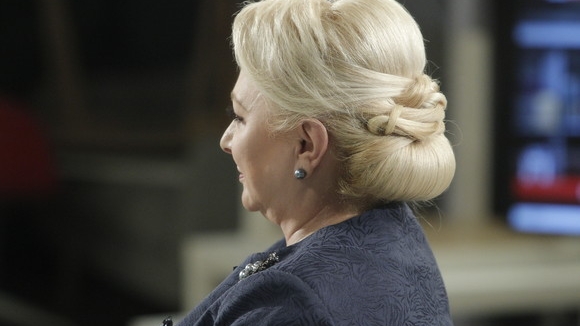 Viorica Dăncilă a renunțat la coc și a ales coada de cal. Ce le-a spus jurnaliștilor