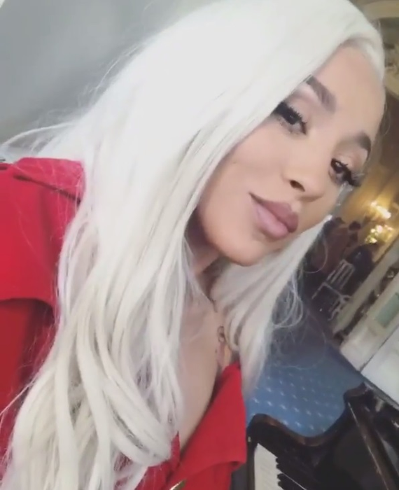 Arată ca o starletă internaţională, dar este o cântăreaţă celebră de la noi! Incredibil cât e de schimbată după ce a renunţat la brunet