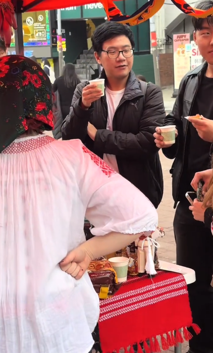 Cum a sărbătorit Alina, o româncă stabilită în Coreea de Sud, 1 Decembrie. Reacția locuitorilor s-a viralizat!