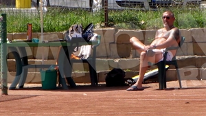Ca boierii aia mari! Serghei Mizil isi intretine bronzul si face pe arbitrul de linie la un meci de tenis al asociatului sau