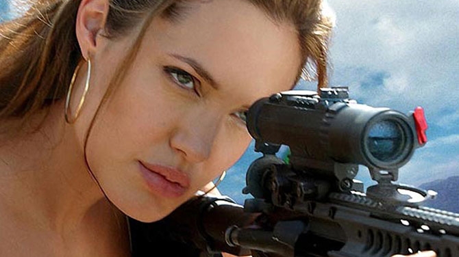 Direct la tinta! Afla ce cadou de nunta "exploziv" a primit Angelina Jolie de la Brad Pitt!