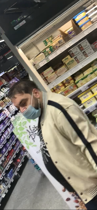 Florin Salam s-a ocupat de cumpărăturile ocazionale, chiar de la market-ul din coțlul blocului în care locuiește