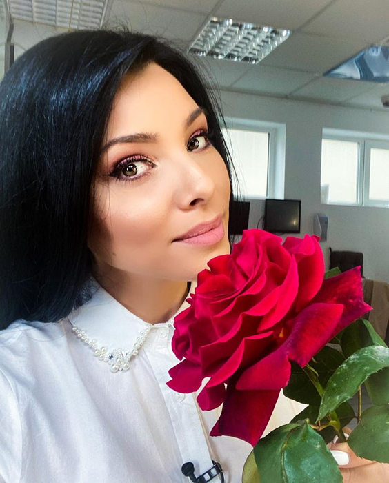 Primul job în televiziune pentru Corina Caragea a fost la “Surprize, Surprize”, dar a demisionat după 3 luni. Ce i-a spus Andreea Marin, fosta ei șefă, înainte să plece