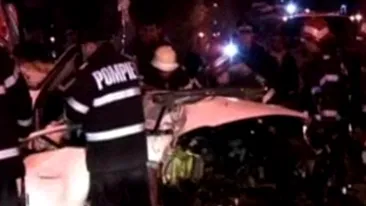 VIDEO Un tanar inconstient a condus sub influenta alcoolului! A intrat cu masina in copac