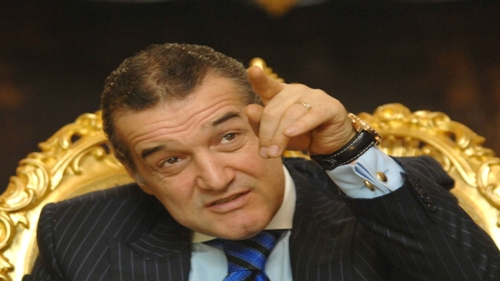 Becali, “sechestrat” in vila din Pipera! La ce manevra recurge pentru a putea iesi din propria casa