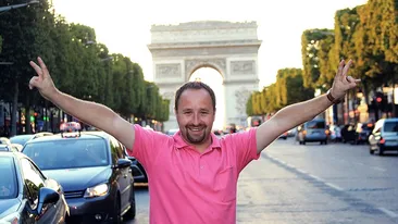 Are o colecţie impresionantă! I-a fotografiat pe Cioloş şi Bănică Jr. în timp ce...