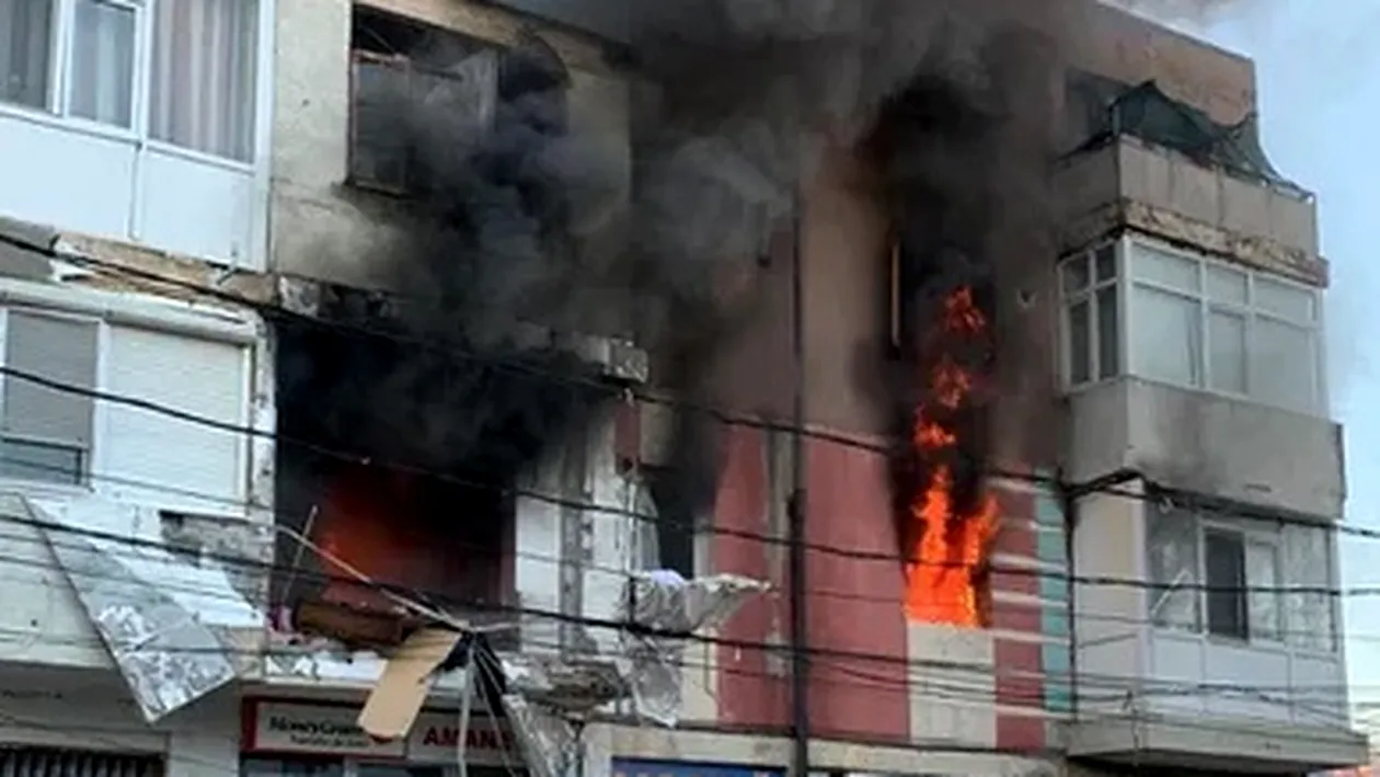 Explozie urmată de incendiu într-un bloc din Brăila: ”Au sărit geamurile. Am zis că e bombardament!”